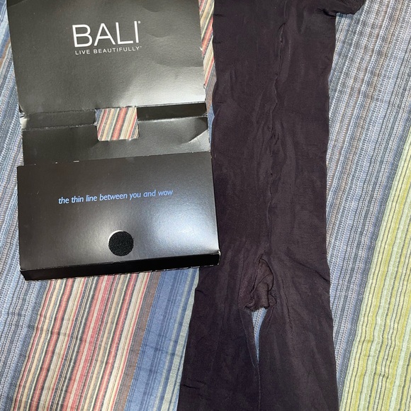 Bali Invisibles Firm Control High Waist Thigh Shaper EUC - Picture 6 of 6